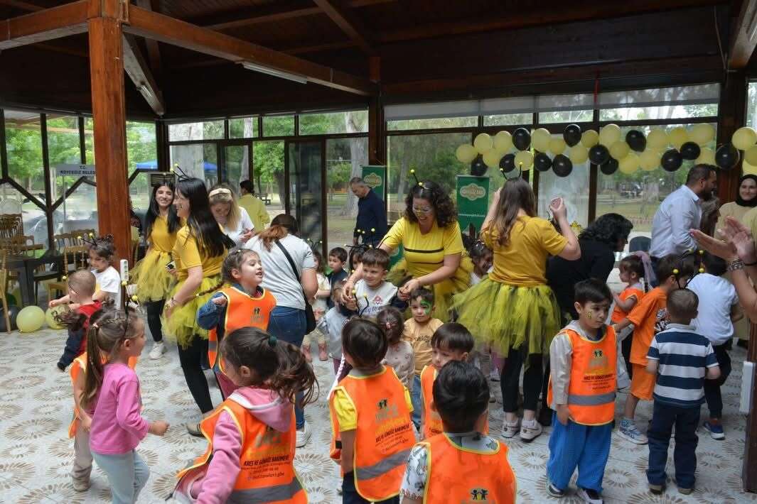 “Bir Kovan Sessizleşirse Doğa Eksilir”: Köyceğiz’de Dünya Arı Günü Etkinliği Çocuklarla Kutlandı 11